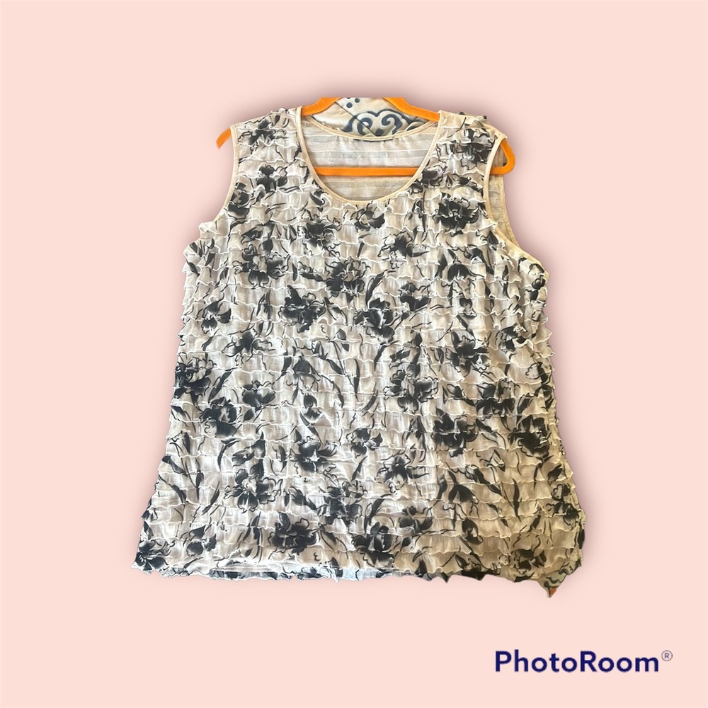 BLACK AND WHITE RUFFLED SLEEVELESS TOP